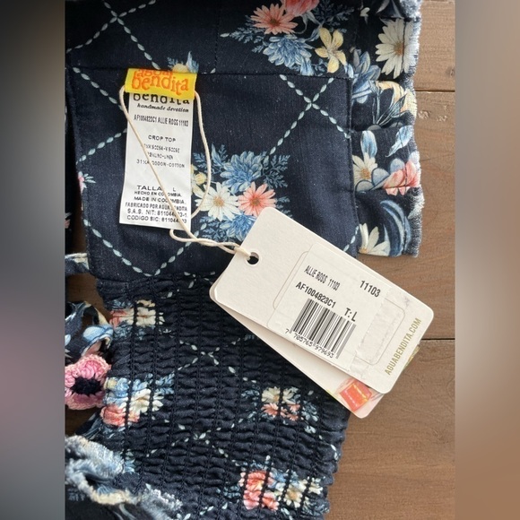 Agua Bendita Allie crop top in navy floral NWT - Picture 9 of 9